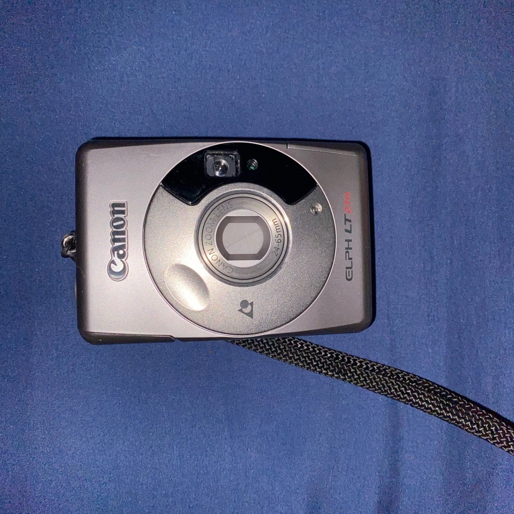 Canon ELPH LT 270 in Black and Silver